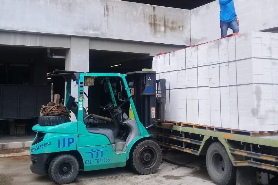 sewa forklift surabaya